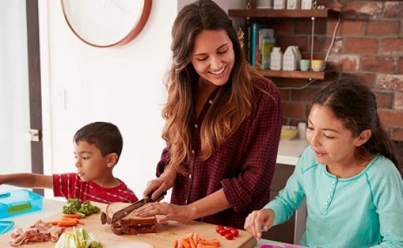 Como ensinar meus filhos a ter uma alimentação saudável?