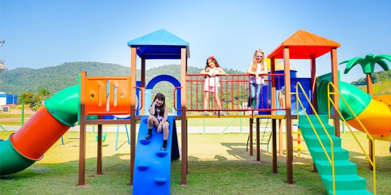 Alumínio, madeira plástica e madeira: um comparativo entre os modelos de playgrounds infantis