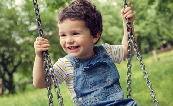 Brincando com segurança em playground infantil