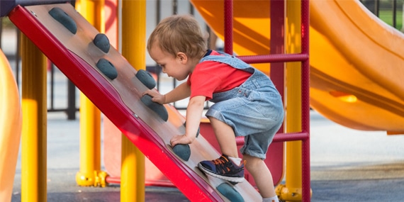 Como o playground evita o sedentarismo infantil?