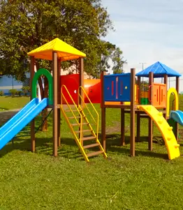 playground-de-madeira-plastica