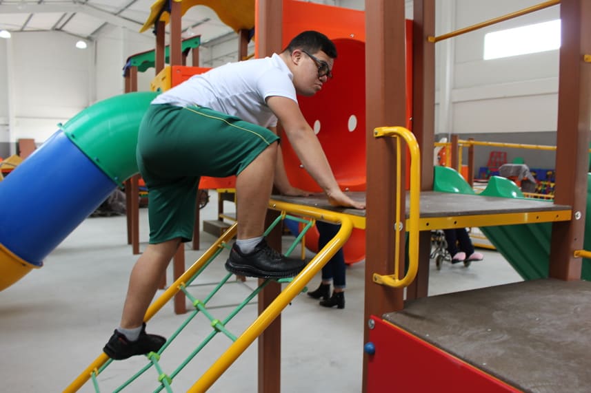 Conheça a importância de ter um playground inclusivo na sua escola